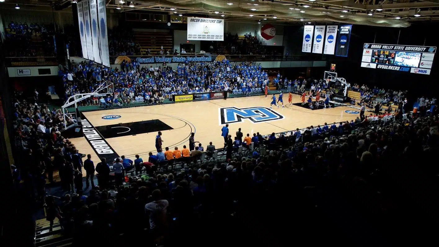 9 biggest college basketball arenas